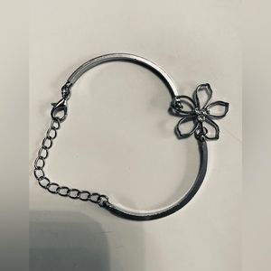 Silver tone Flower Clasp Bracelet